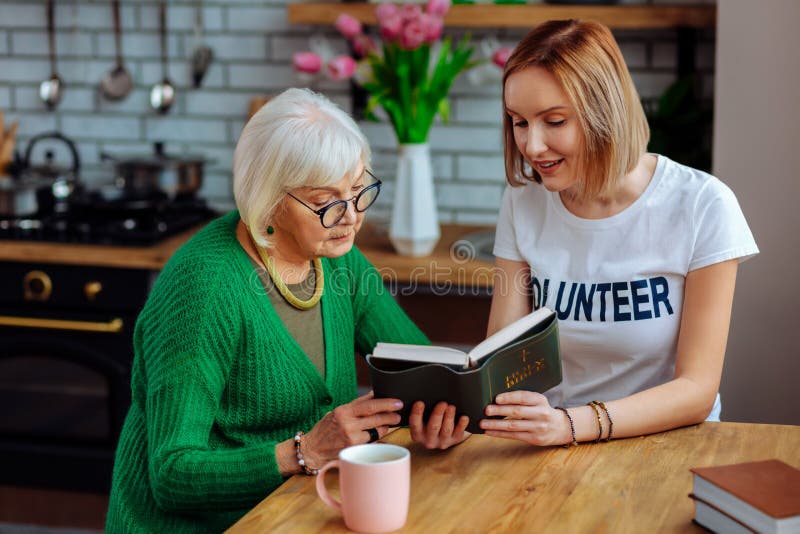 Mooie teruggetrokken vrouw die hart-aan-hart bespreking met jong-volwassen blonde dame hebben stock afbeeldingen Mooie teruggetrokken vrouw die hart-aan-hart bespreking met jong-volwassen blonde dame hebben stock afbeeldingen