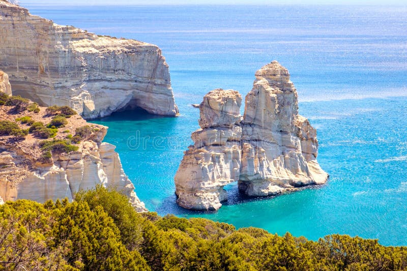 Mooie toneelzeegezichtmening van de rotsachtige kustlijn van Kleftiko op Milos-eiland stock afbeelding Mooie toneelzeegezichtmening van de rotsachtige kustlijn van Kleftiko op Milos-eiland stock afbeelding