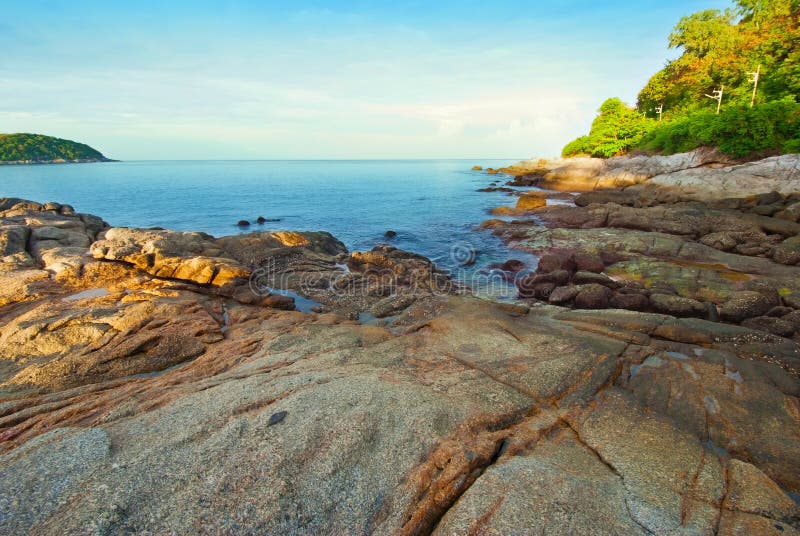 Mooie tropische zeegezicht rotsachtige zeekust, Phuket-Eiland royalty-vrije stock afbeelding Mooie tropische zeegezicht rotsachtige zeekust, Phuket-Eiland royalty-vrije stock afbeelding