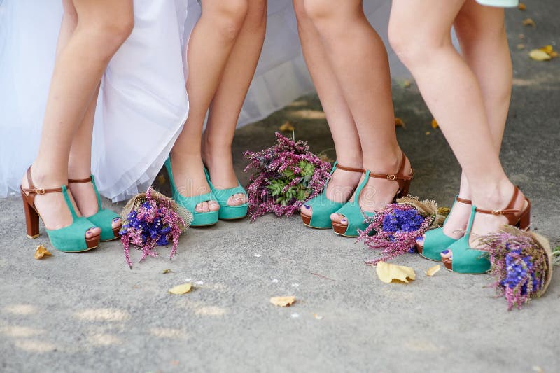 Mooie turkooise schoenen van de bruid en de bruidsmeisjes en huwelijksboeketten royalty-vrije stock afbeelding Mooie turkooise schoenen van de bruid en de bruidsmeisjes en huwelijksboeketten royalty-vrije stock afbeelding