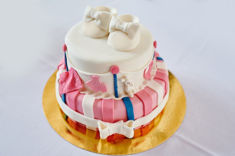 Mooie twee-laag roze en witte verjaardagscake stock fotografie Mooie twee-laag roze en witte verjaardagscake stock fotografie