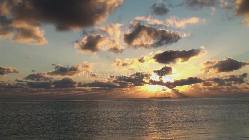 Mooie verbazende gouden zonsondergang bij tropisch strand