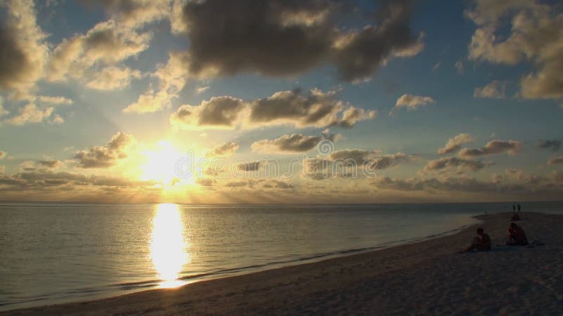 Mooie verbazende gouden zonsondergang bij tropisch strand