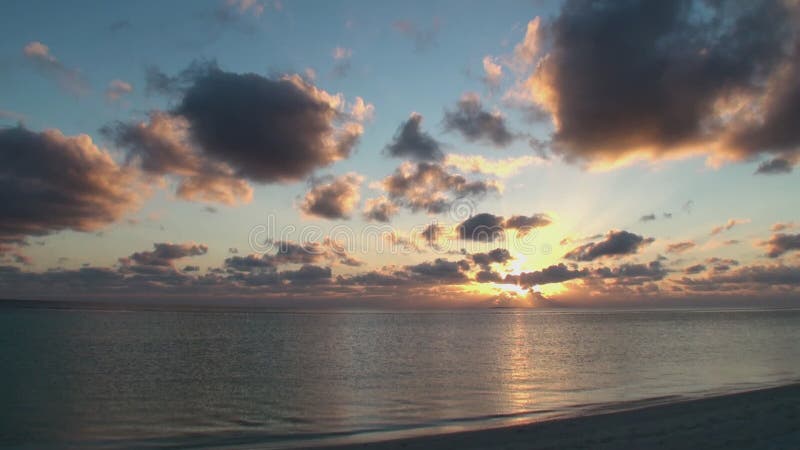 Mooie verbazende gouden zonsondergang bij tropisch strand