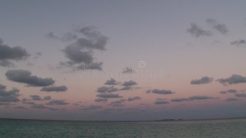 Mooie verbazende gouden zonsondergang bij tropisch strand