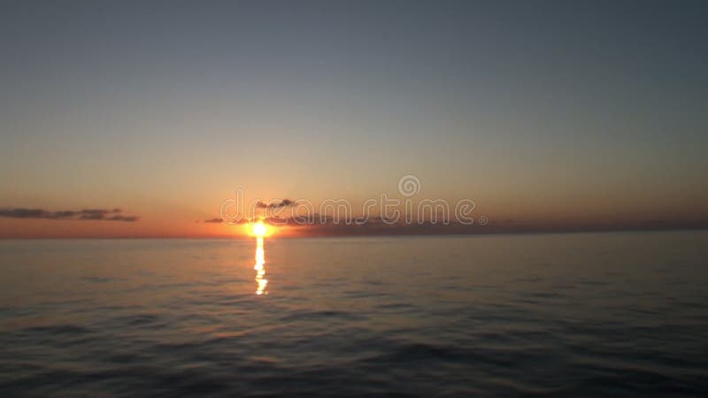 Mooie verbazende gouden zonsondergang bij tropische overzees