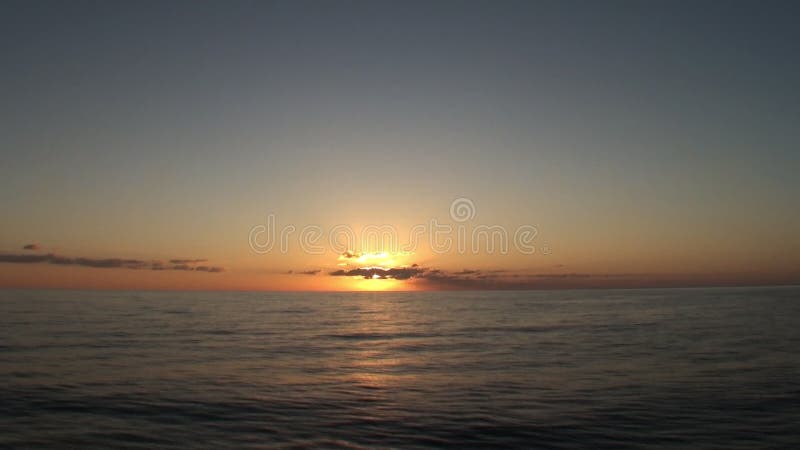 Mooie verbazende gouden zonsondergang bij tropische overzees
