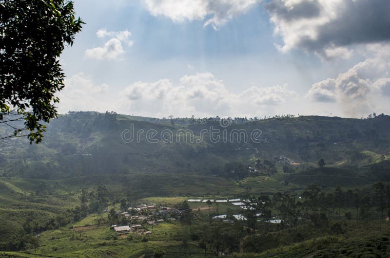 Mooie verbazende landschapsmening van klein die dorp door bergen wordt omringd royalty-vrije stock foto Mooie verbazende landschapsmening van klein die dorp door bergen wordt omringd royalty-vrije stock foto