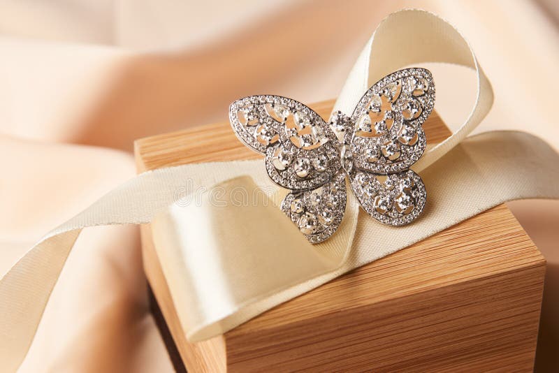 Mooie vlinder gestalte gegeven gouden diamantring of broche stock afbeelding Mooie vlinder gestalte gegeven gouden diamantring of broche stock afbeelding