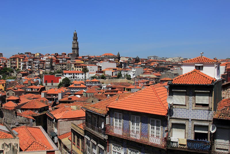 Mooie voorgevels en daken van huizen in Porto, Portugal royalty-vrije stock afbeelding Mooie voorgevels en daken van huizen in Porto, Portugal royalty-vrije stock afbeelding