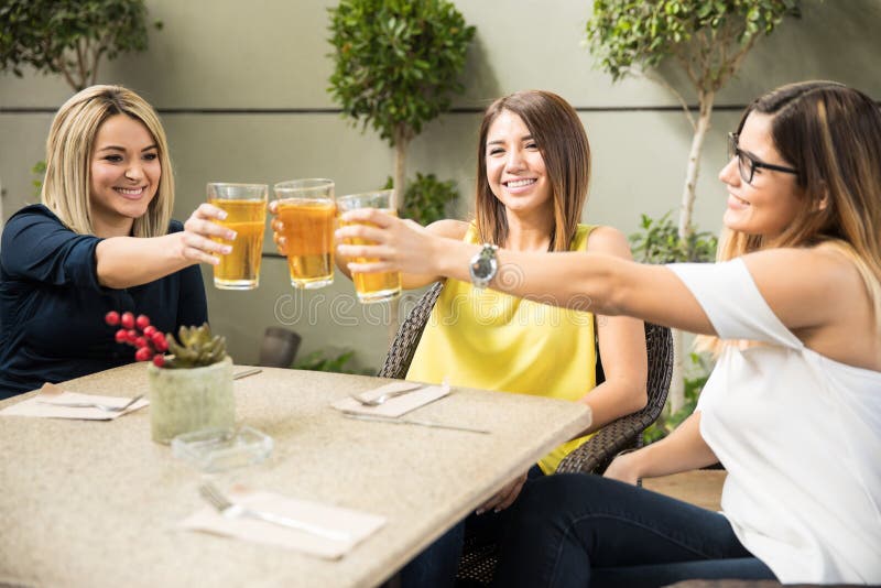 Mooie vrienden die een toost met bier maken royalty-vrije stock afbeeldingen Mooie vrienden die een toost met bier maken royalty-vrije stock afbeeldingen