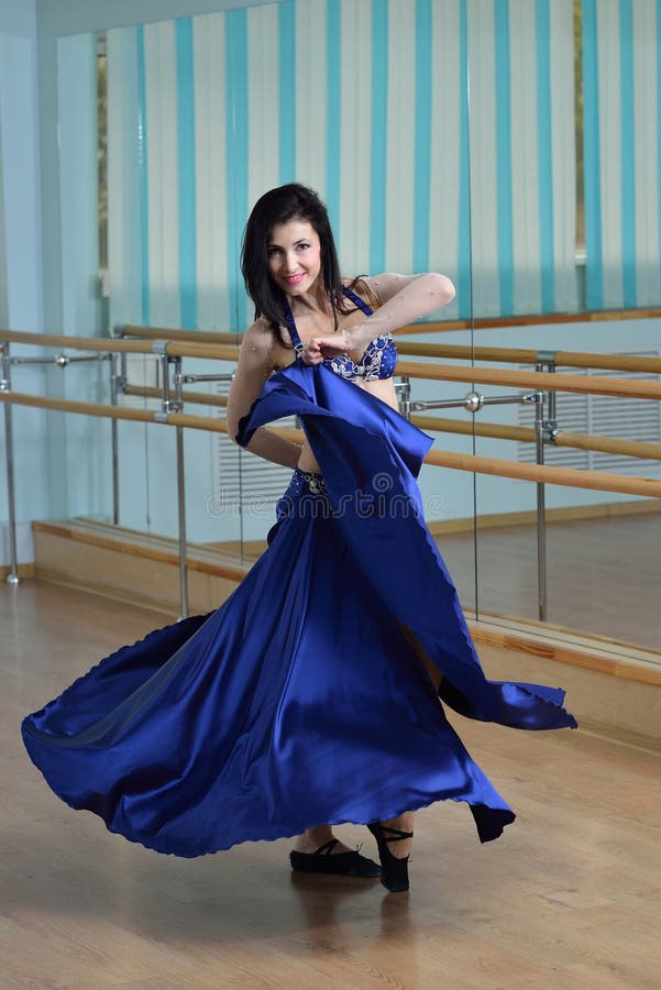 Mooie vrouw in Arabisch kostuum die in motie, oosterling of buikdans dansen stock afbeeldingen Mooie vrouw in Arabisch kostuum die in motie, oosterling of buikdans dansen stock afbeeldingen