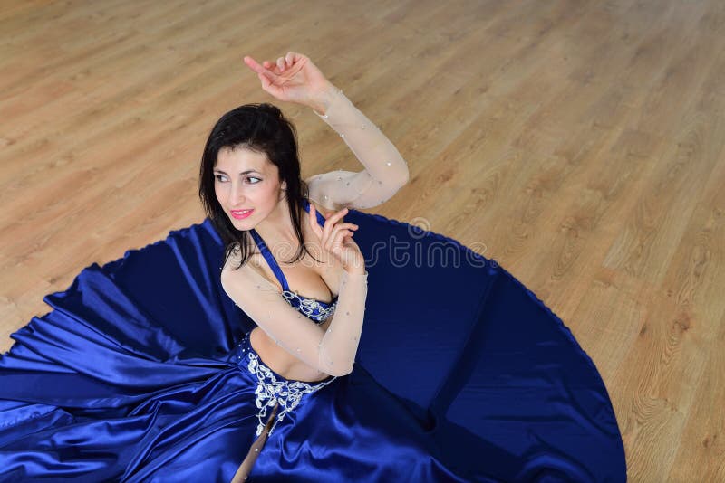 Mooie vrouw in Arabisch kostuum die in motie, oosterling of buikdans, spruit vanuit hoge invalshoek dansen royalty-vrije stock foto Mooie vrouw in Arabisch kostuum die in motie, oosterling of buikdans, spruit vanuit hoge invalshoek dansen royalty-vrije stock foto