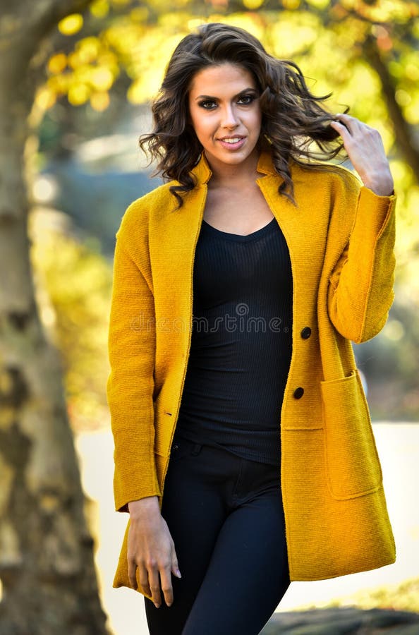 Mooie vrouw bij het de herfstpark royalty-vrije stock fotografie Mooie vrouw bij het de herfstpark royalty-vrije stock fotografie