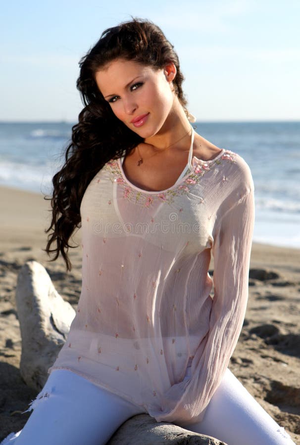 Mooie vrouw op het strand royalty-vrije stock foto's