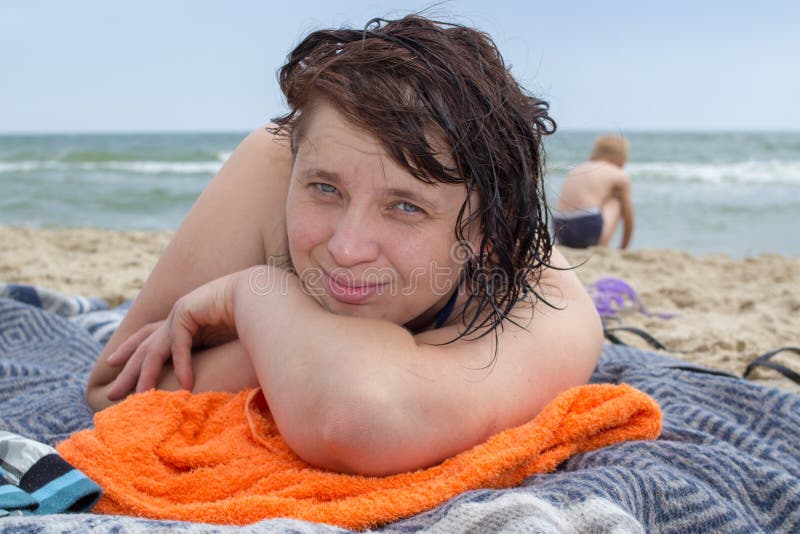 Mooie vrouw die in de zon zonnebaden stock afbeeldingen Mooie vrouw die in de zon zonnebaden stock afbeeldingen