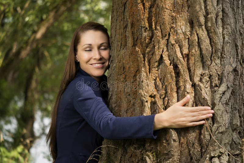 Mooie vrouw die een boom koesteren stock afbeelding Mooie vrouw die een boom koesteren stock afbeelding