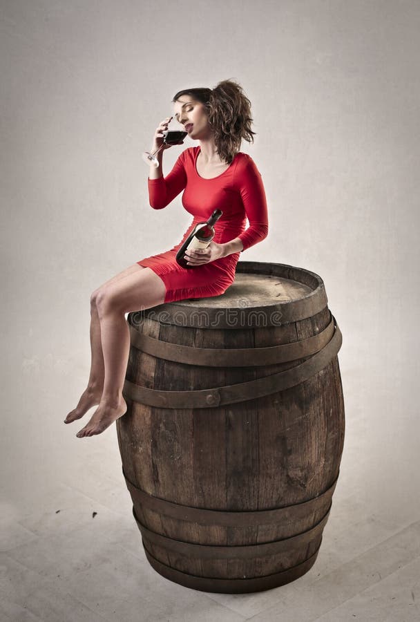 Mooie Vrouw Die Een Glas Wijn Drinkt Stock Afbeelding Image Of