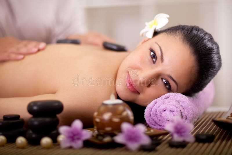 Mooie vrouw die een wellness achtermassage hebben royalty-vrije stock foto Mooie vrouw die een wellness achtermassage hebben royalty-vrije stock foto