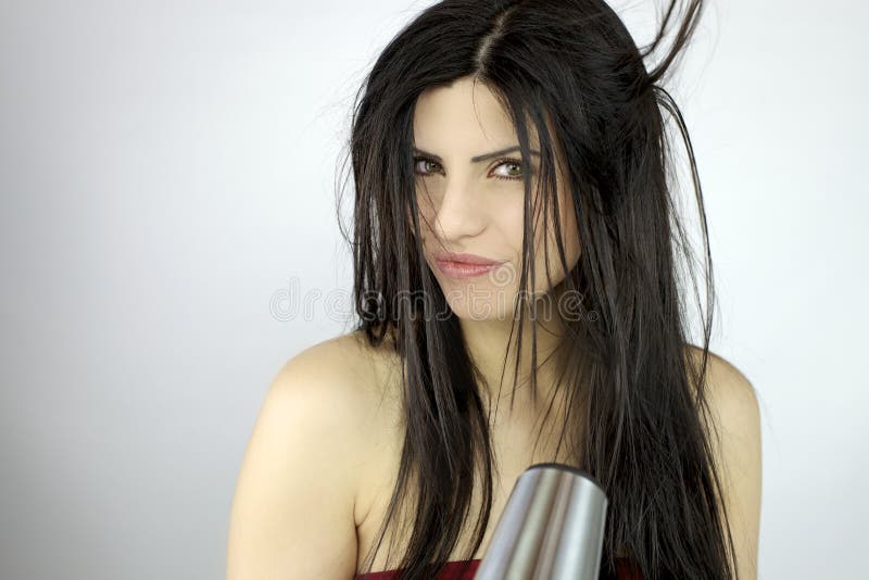 Mooie vrouw die lang haar droogt stock foto Mooie vrouw die lang haar droogt stock foto