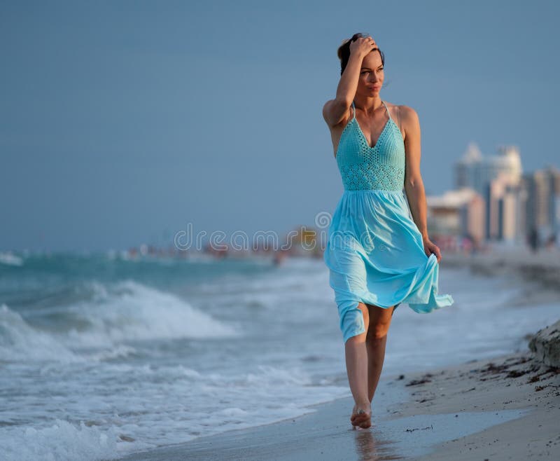 Mooie vrouw die langs het Zuidenstrand lopen, Miami royalty-vrije stock foto Mooie vrouw die langs het Zuidenstrand lopen, Miami royalty-vrije stock foto