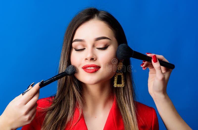 Mooie vrouw die make-upborstel toepast Perfecte huidtoon Overweldigende schoonheid De winkel van de make-uplevering ( schitterend royalty-vrije stock foto Mooie vrouw die make-upborstel toepast Perfecte huidtoon Overweldigende schoonheid De winkel van de make-uplevering ( schitterend royalty-vrije stock foto