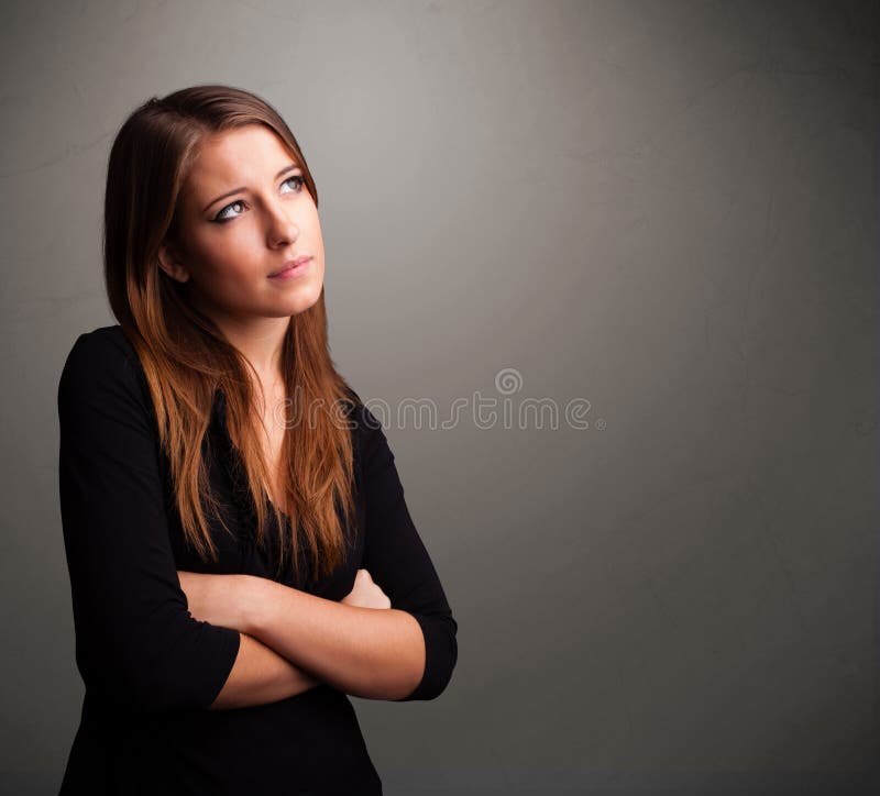 Mooie vrouw die met lege exemplaarruimte denken stock afbeeldingen Mooie vrouw die met lege exemplaarruimte denken stock afbeeldingen