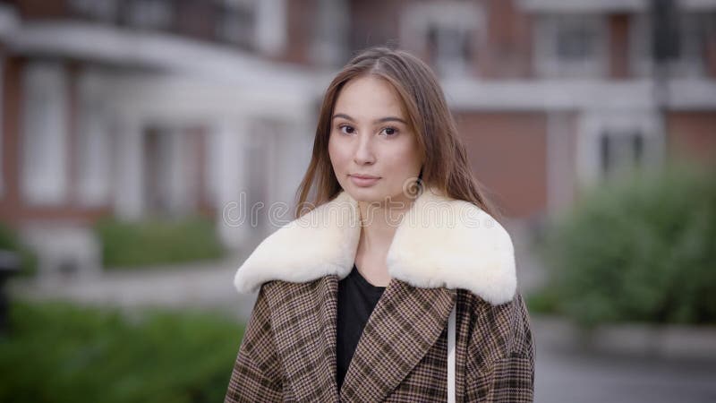 Mooie vrouw die op zonnebril op straat zetten