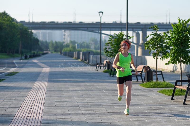 Mooie vrouw die over brug tijdens zonsondergang lopen royalty-vrije stock afbeelding Mooie vrouw die over brug tijdens zonsondergang lopen royalty-vrije stock afbeelding