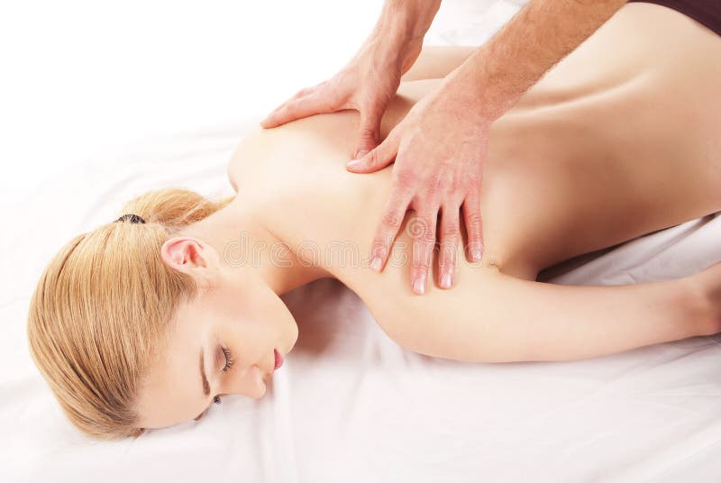 Mooie vrouw die schouder en achtermassage krijgt stock afbeelding Mooie vrouw die schouder en achtermassage krijgt stock afbeelding