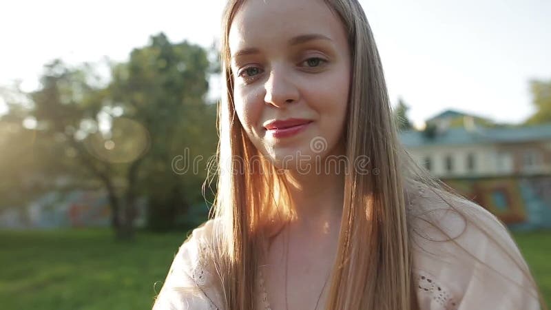 Mooie vrouw die selfie in park doen