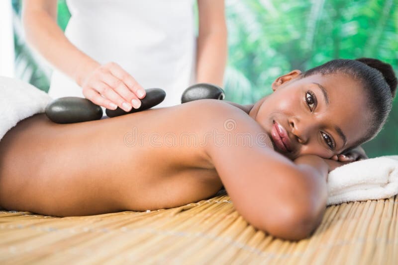 Mooie vrouw die van een hete steenmassage genieten royalty-vrije stock afbeeldingen Mooie vrouw die van een hete steenmassage genieten royalty-vrije stock afbeeldingen