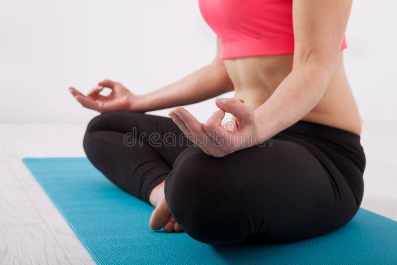 Mooie vrouw die yoga binnen doen stock fotografie Mooie vrouw die yoga binnen doen stock fotografie