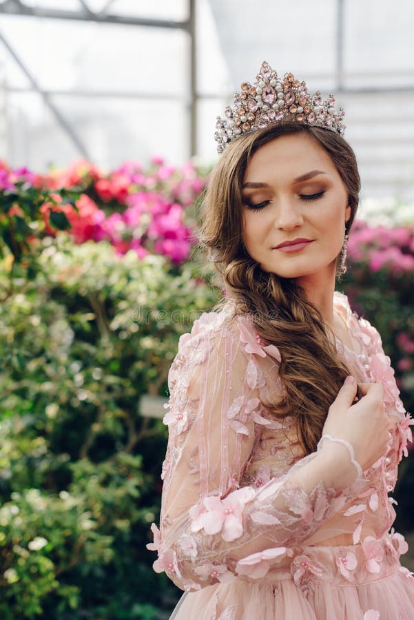 Mooie vrouw in een perzik-gekleurde kleding in een bloeiende tuin royalty-vrije stock foto's Mooie vrouw in een perzik-gekleurde kleding in een bloeiende tuin royalty-vrije stock foto's