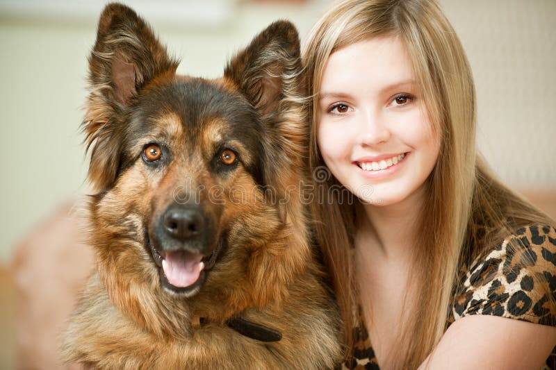 Mooie vrouw en zijn herdershond stock foto Mooie vrouw en zijn herdershond stock foto