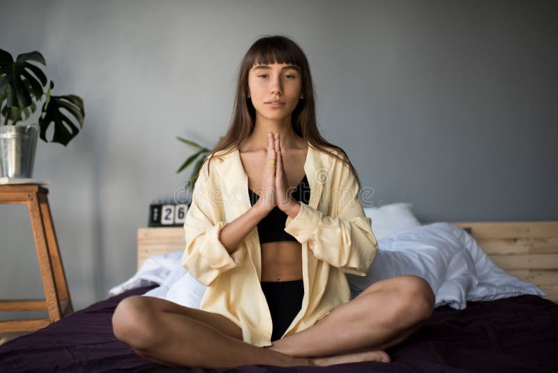 Mooie vrouw het praktizeren yoga royalty-vrije stock foto's Mooie vrouw het praktizeren yoga royalty-vrije stock foto's