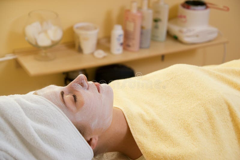 Prachtige vrouw in een spa-salon stock foto