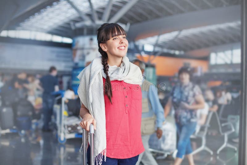 Mooie vrouw in luchthaven stock foto's Mooie vrouw in luchthaven stock foto's
