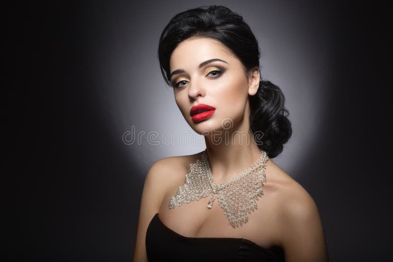 Mooie vrouw met avondsamenstelling, rood lippen en avondkapsel Het Gezicht van de schoonheid stock foto Mooie vrouw met avondsamenstelling, rood lippen en avondkapsel Het Gezicht van de schoonheid stock foto