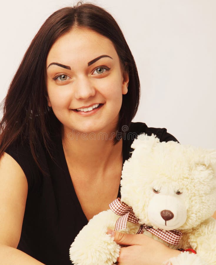 Mooie vrouw met Beerstuk speelgoed als symbool van gelukkige kinderjaren stock foto's Mooie vrouw met Beerstuk speelgoed als symbool van gelukkige kinderjaren stock foto's
