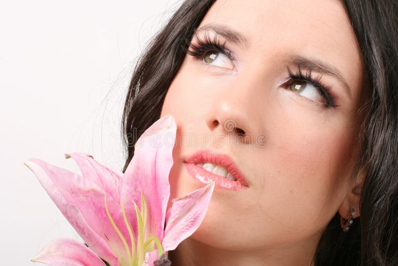 Lieve vrouw met een bloem royalty-vrije stock afbeeldingen