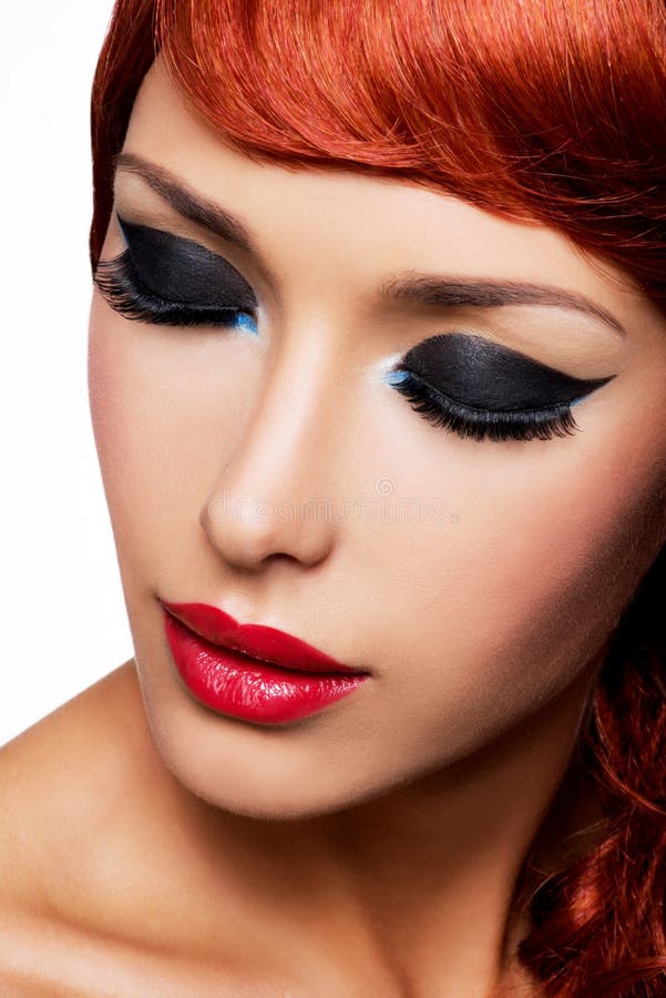 Mooie vrouw met de rode lippen en make-up van het manieroog royalty-vrije stock fotografie Mooie vrouw met de rode lippen en make-up van het manieroog royalty-vrije stock fotografie