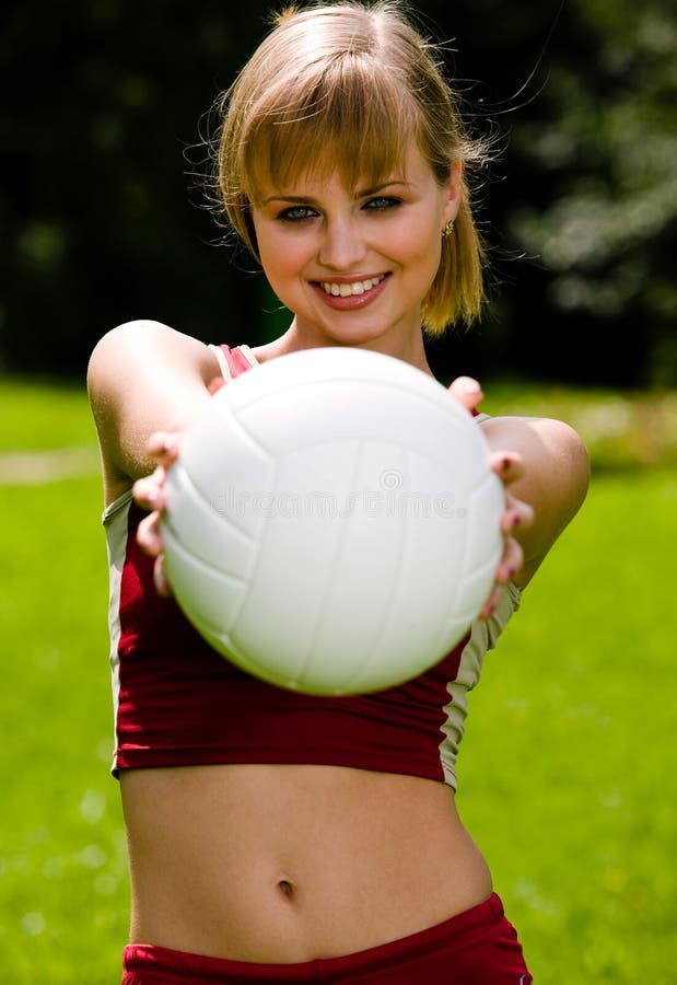 Lieve vrouw met een bal stock afbeelding