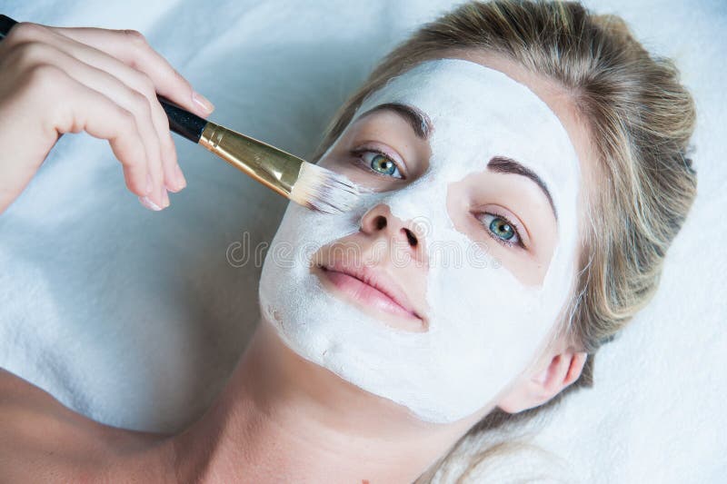 Mooie vrouw met gezichtsmasker bij schoonheidssalon royalty-vrije stock fotografie Mooie vrouw met gezichtsmasker bij schoonheidssalon royalty-vrije stock fotografie
