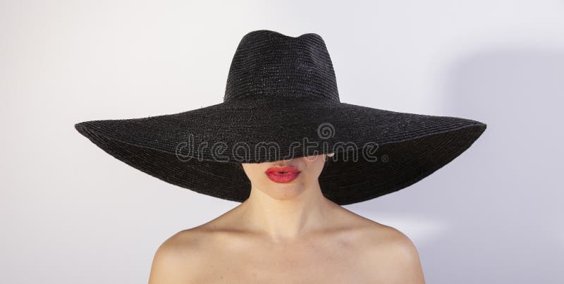 Mooie vrouw met hoed en rode lippen Retro manier royalty-vrije stock foto Mooie vrouw met hoed en rode lippen Retro manier royalty-vrije stock foto