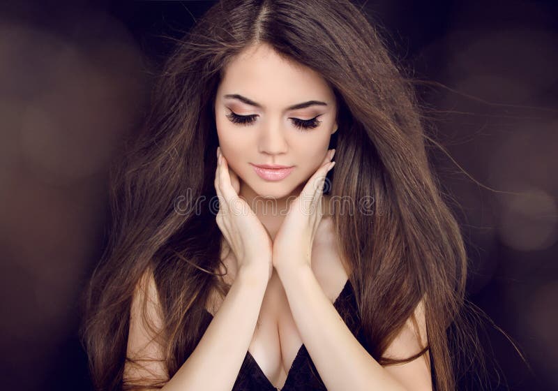 Mooie vrouw met lang bruin haar. De lange kapsels van de manier stock foto Mooie vrouw met lang bruin haar. De lange kapsels van de manier stock foto