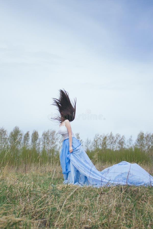 Mooie vrouw met lang haar/Vrijheidsgevoel royalty-vrije stock afbeelding Mooie vrouw met lang haar/Vrijheidsgevoel royalty-vrije stock afbeelding