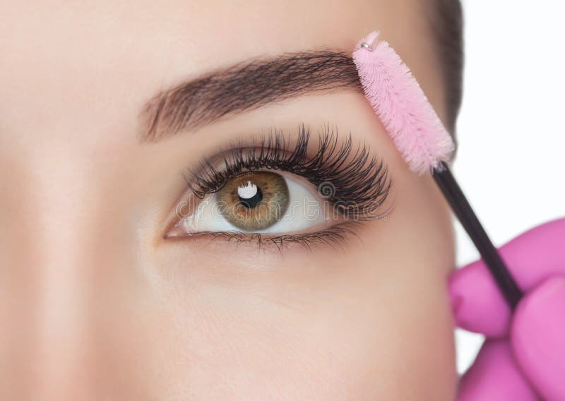 Mooie vrouw met lange wimpers in een schoonheidssalon Uitbreidingsprocedure met Eyelash Lashes sluiten stock foto Mooie vrouw met lange wimpers in een schoonheidssalon Uitbreidingsprocedure met Eyelash Lashes sluiten stock foto