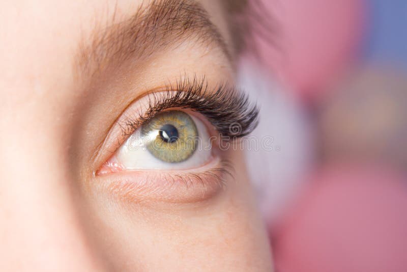 Mooie Vrouw met lange zwepen in een schoonheidssalon Wimperuitbreiding stock foto Mooie Vrouw met lange zwepen in een schoonheidssalon Wimperuitbreiding stock foto