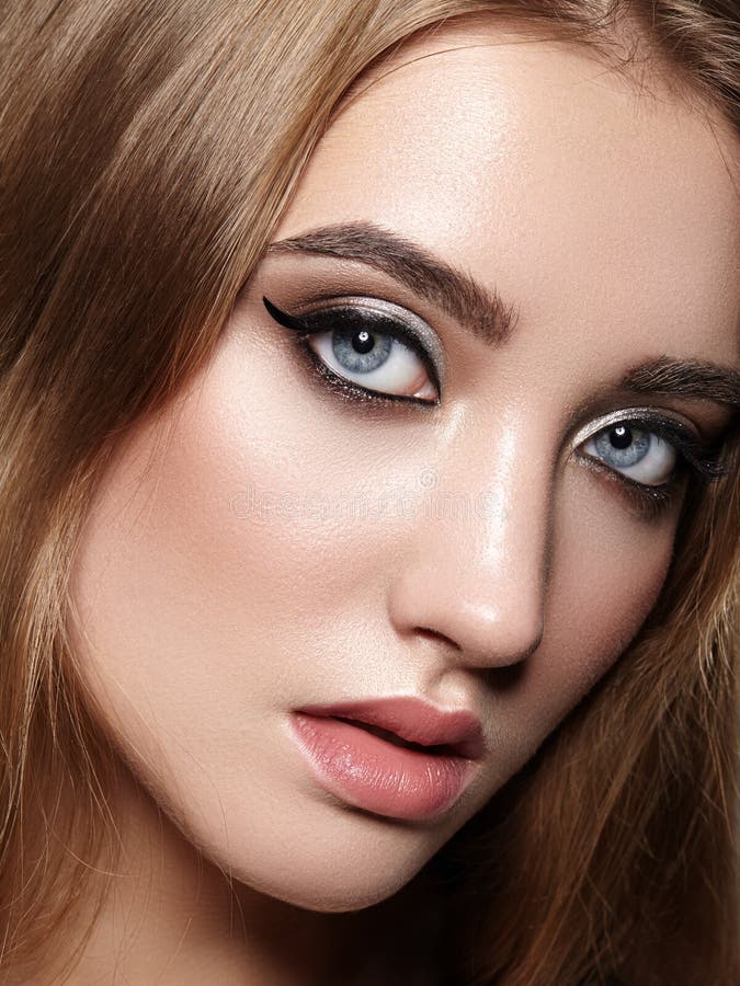 Mooie vrouw met professionele make-up Vier de Samenstelling van het Stijloog, Perfecte Wenkbrauwen, glans Huid De heldere Manier royalty-vrije stock foto's Mooie vrouw met professionele make-up Vier de Samenstelling van het Stijloog, Perfecte Wenkbrauwen, glans Huid De heldere Manier royalty-vrije stock foto's